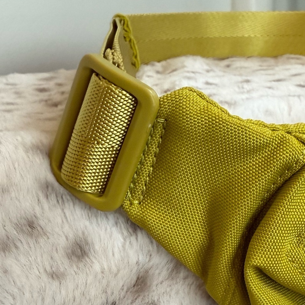 Vera Bradley Chartreuse Belt Bag Crossbody Pattern Inside New “Lighten Up” - Picture 4 of 10